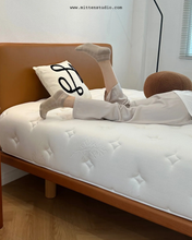 Load image into Gallery viewer, Mitten Mattress