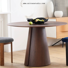 Load image into Gallery viewer, Smitten Round Table Oak Veneer